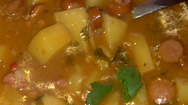 Neklasický guláš s uzeninou, špenátem