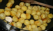 Nudličky z lososa na víně, brambůrkách a baby karotce