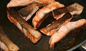 Nudličky z lososa na víně, brambůrkách a baby karotce
