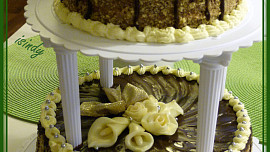 Patrový čokoládový dort s marcipánovými květy