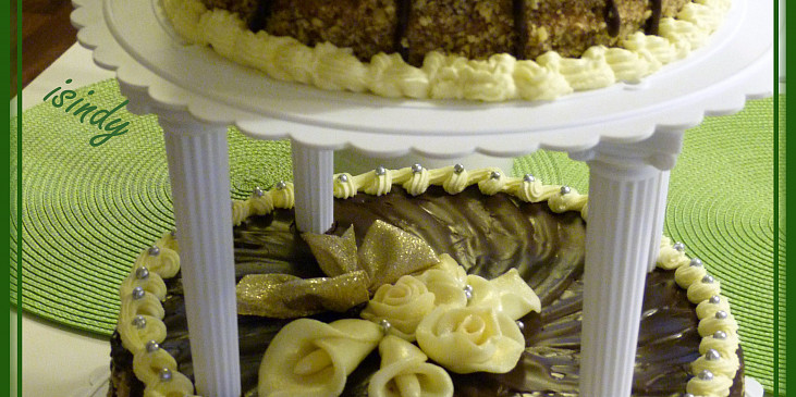 Patrový čokoládový dort s marcipánovými květy