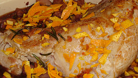 Pečený vepřový ocásek s celerem a pomerančem