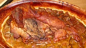 Pečený vepřový ocásek s celerem a pomerančem