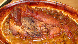 Pečený vepřový ocásek s celerem a pomerančem