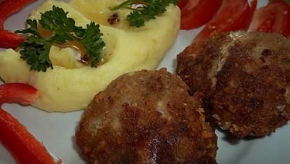 Překvapivě šťavnaté karbanátky s Hermelínem a paprikou, detail...