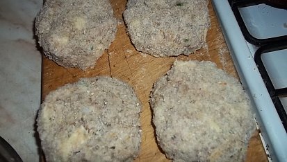 Překvapivě šťavnaté karbanátky s Hermelínem a paprikou, obalíme ve strouhance...