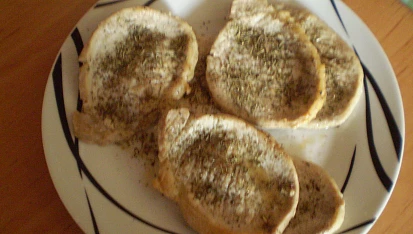 Provensálské kotlety v sýrové omáčce, Osmahnuté maso posypeme provensálským kořením