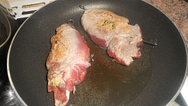 Roládky s rohlíkovou nádivkou