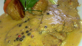 Roštěnka s pepřovou omáčkou a pečenými brambory