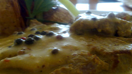 Roštěnka s pepřovou omáčkou a pečenými brambory