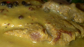 Roštěnka s pepřovou omáčkou a pečenými brambory