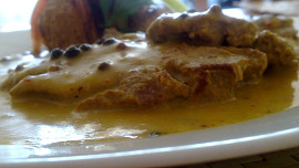 Roštěnka s pepřovou omáčkou a pečenými brambory