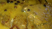 Roštěnka s pepřovou omáčkou a pečenými brambory