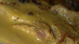 Roštěnka s pepřovou omáčkou a pečenými brambory