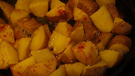 Roštěnka s pepřovou omáčkou a pečenými brambory