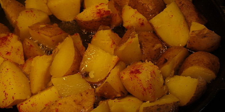 Roštěnka s pepřovou omáčkou a pečenými brambory