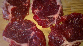 Roštěnka s pepřovou omáčkou a pečenými brambory