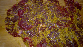 Roštěnka s pepřovou omáčkou a pečenými brambory