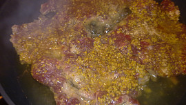 Roštěnka s pepřovou omáčkou a pečenými brambory