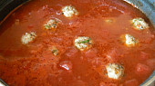 Rybí kuličky vařené v rajčatové omáčce