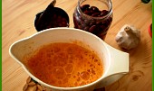Rychlá fazolová polévka z polotovarů (do větší nádoby scedíme tekutinu z fazolí,doplníme vodou a rozmícháme obsah sáčku s polévkou)