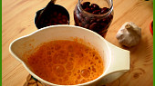 Rychlá fazolová polévka z polotovarů, do větší nádoby scedíme tekutinu z fazolí,doplníme vodou a rozmícháme obsah sáčku s polévkou