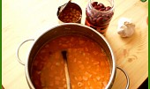 Rychlá fazolová polévka z polotovarů (vlijeme k osmažené cibulce s uzeninou a za občasného promíchání vaříme 10minut)