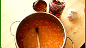 Rychlá fazolová polévka z polotovarů, vlijeme k osmažené cibulce s uzeninou a za občasného promíchání vaříme 10minut