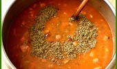 Rychlá fazolová polévka z polotovarů, po 10minutách přidáme oboje fazole,česnek,majorámku, vodu a vaříme ještě 3minuty