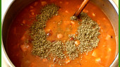 Rychlá fazolová polévka z polotovarů, po 10minutách přidáme oboje fazole,česnek,majorámku, vodu a vaříme ještě 3minuty