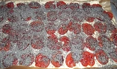 Švestkový (i jiný) koláč hrnkový z pekáče s drobenkou a mákem, na těsto naskládáme švestky a posypeme je mákem...