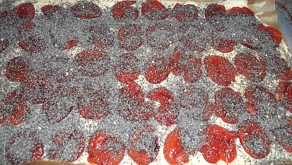 Švestkový (i jiný) koláč hrnkový z pekáče s drobenkou a mákem, na těsto naskládáme švestky a posypeme je mákem...