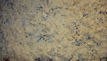 Švestkový (i jiný) koláč hrnkový z pekáče s drobenkou a mákem, nakonec posypeme drobenkou a dáme péct...