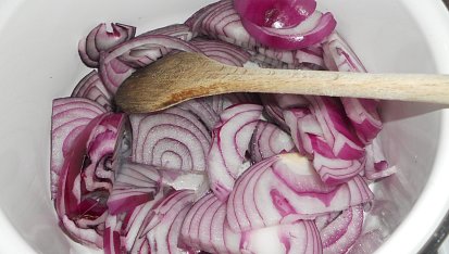 Teplý bramborový salát II., cibuli s olejem prohřejeme