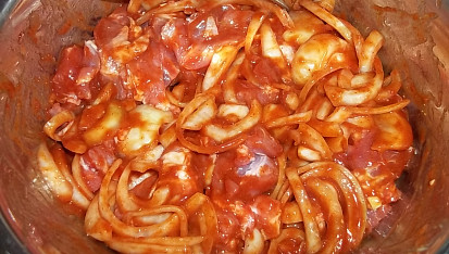 Vepřové nudličky pečené v marinádě, připravená marináda...
