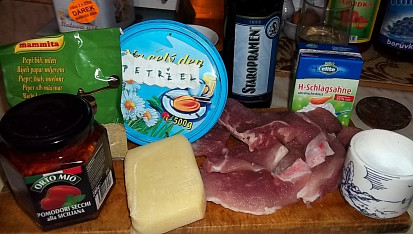 Vepřové plátky na pivě se sušenými rajčaty, sýrem a smetanou, ingredience...