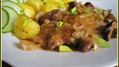 Vepřové plátky pečené na houbách a hlávkovém zelí