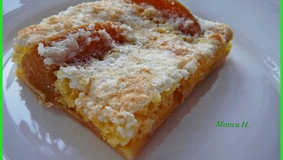 Vrstvený koláček s broskvemi