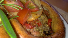 Zapečená krkovička, lemovaná bílou klobáskou