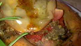 Zapečená krkovička, lemovaná bílou klobáskou