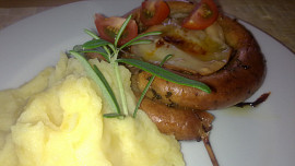 Zapečená krkovička, lemovaná bílou klobáskou