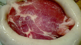 Zapečená krkovička, lemovaná bílou klobáskou