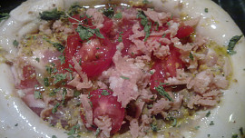 Zapečená krkovička, lemovaná bílou klobáskou