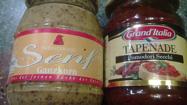 Zapečená krkovička, lemovaná bílou klobáskou