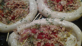 Zapečená krkovička, lemovaná bílou klobáskou