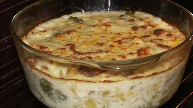 Zapečené brambory a brokolice s čedarem