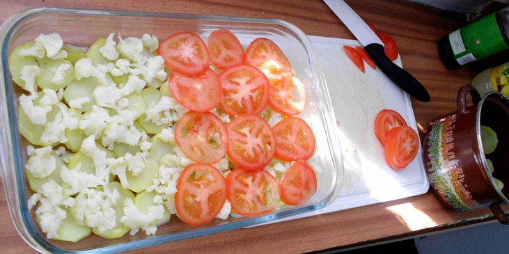 Zapečený květák s rajčaty a bramborem