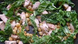 Zelené krůtí curry s cizrnou a mangoldem