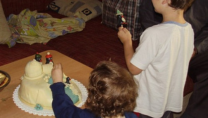3D - Iglů s tučňáky, Kluci s dortíkem, už ho likvidují