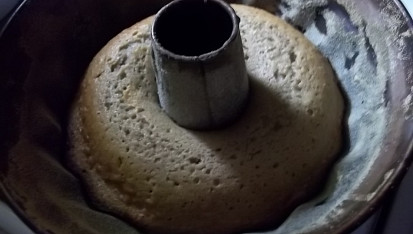 Bábovka perníkovka, upečeno a vyklopíme...